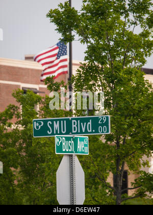 In corrispondenza dell'intersezione di SMU e Bush, bandiera al di fuori del George W Bush Presidential Library sul campus della Southern Methodist University offre la replica della Casa Bianca ufficio ovale lungo con ricordi di 911 e di entrare in guerra. Foto Stock