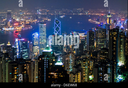 Hong Kong, Vista notte del grattacielo del centro città visto dalla zona residenziale del picco. Foto Stock