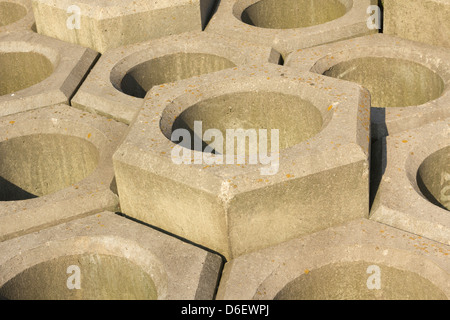 Blackpool tipo alveolare mare difese a muro, noto anche come seebee, lungo la riva sud sezione di Promenade di Blackpool. Foto Stock