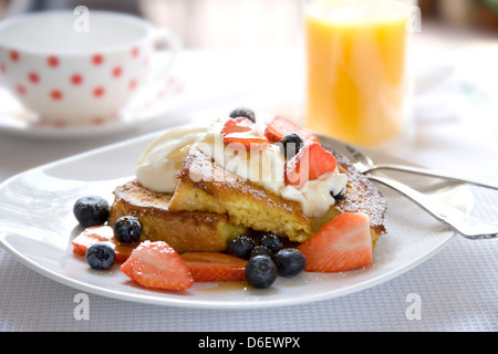 French Toast Brioche con yogurt greco e bacche di estate Foto Stock