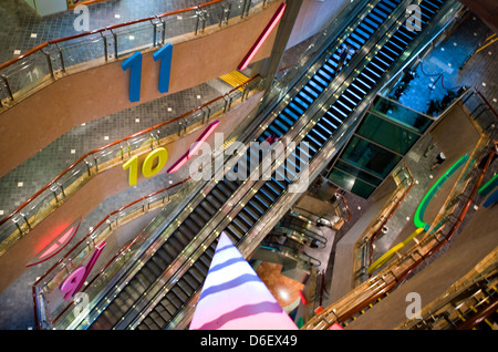 Hong Kong, architetture futuristiche del Langham Place shopping center nella penisola di Kowloon Foto Stock