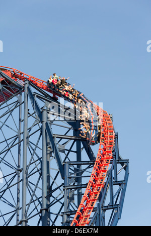 Passeggeri su quella grande rollercoaster a Blackpool, crollo di discesa lungo il ripido pendio sulla prima caduta della corsa. Foto Stock
