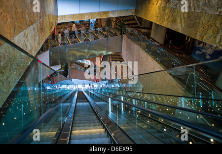 Hong Kong, architetture futuristiche del Langham Place shopping center nella penisola di Kowloon Foto Stock