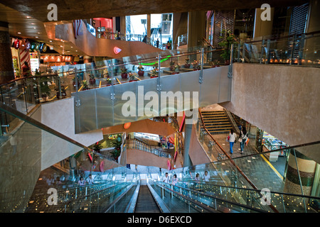 Hong Kong, architetture futuristiche del Langham Place shopping center nella penisola di Kowloon Foto Stock