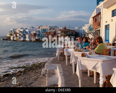 Diners godendosi il panorama sull'isola greca di Mykonos, Grecia Foto Stock