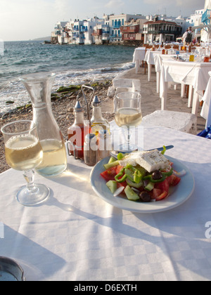 Insalata greca e pasti al fresco di scena sul isola greca di Mykonos, Grecia Foto Stock