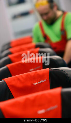 Treno ad alta velocità delle ferrovie federali austriache (OBB) la OBB railjet è stato introdotto sulla rotta Breclav-Brno-Praga. OBB railet è visto a Praga, Repubblica Ceca, Aprile 14, 2013. (CTK foto/Vondrous Romano) Foto Stock
