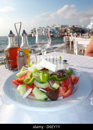 Insalata greca e pasti al fresco di scena sul isola greca di Mykonos, Grecia Foto Stock