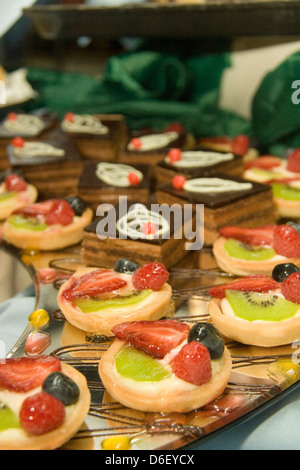 Mini torte e crostate sul buffet di dessert di una nave da crociera Foto Stock