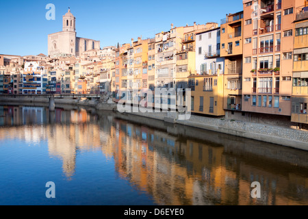 Vista della cattedrale e case colorate sulle rive del fiume Onyar, Girona, Spagna Foto Stock