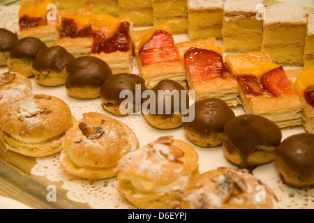 Mini torte e pasticcini sul buffet di dessert di una nave da crociera Foto Stock