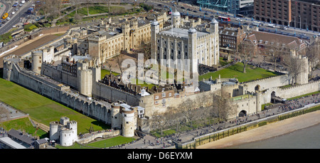 Vista aerea dall'alto sulla storica Torre di Londra e sulla Torre Bianca, patrimonio dell'umanità dell'UNESCO e edificio del Regno Unito di prima categoria Foto Stock