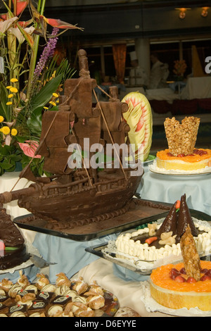 Cioccolato decorativo la nave dei pirati sul buffet di una nave da crociera Foto Stock