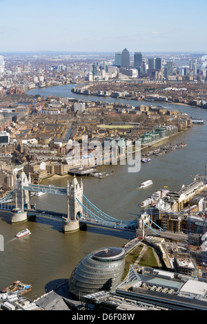 Vista aerea urbana del paesaggio londinese dall'alta marea di Shard Fiume Tamigi dall'iconico Tower Bridge verso lo skyline di Canary Wharf Landmarks Inghilterra Regno Unito Foto Stock