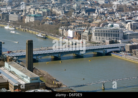 Vista aerea della città urbana paesaggio giù su Blackfriars Railway Bridge e stazione tetto coperto da un'estremità all'altra in pannelli solari River Thames Londra Inghilterra Regno Unito Foto Stock