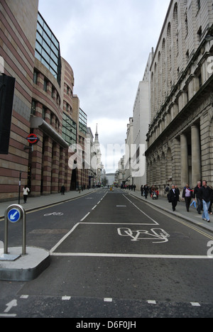 Strade vuote, senza traffico, automobili, autobus. Giorno di Margaret Thatchers funerale. Cheapside, Londra Foto Stock