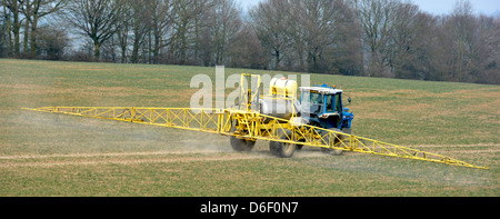 Trattore agricolo trainante traino agricolo specializzato irrorazione di colture applicazione di fertilizzante liquido su terreni coltivabili campo Essex Inghilterra UK Foto Stock