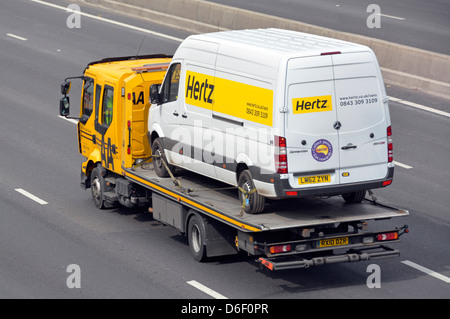 Noleggio Hertz van trasportati su AA breakdown carrello di recupero Foto Stock