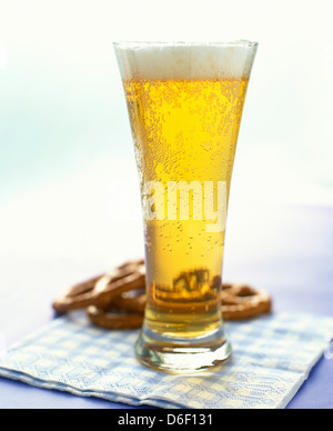 Bicchiere di birra con salatini Foto Stock