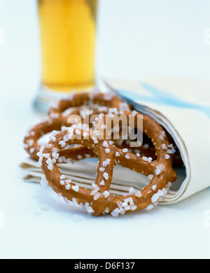 Bicchiere di birra con salatini Foto Stock