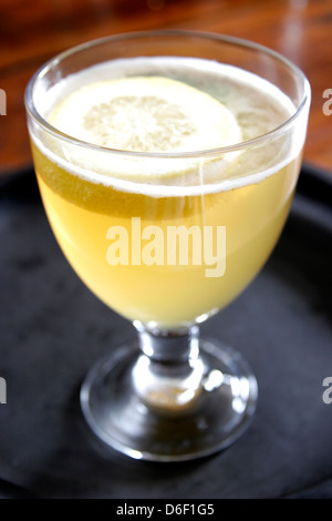 Regionali di Kentish birra di grano con una fettina di limone Foto Stock