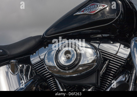 Harley Davidson FLSTC Softail Heritage Classic 2013 mostrato contro un buio cielo minaccioso Foto Stock