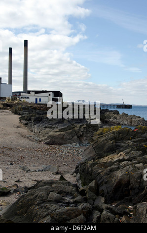 Guardando ad ovest verso Cockenzie Power Station in East Lothian, Scozia. Foto Stock