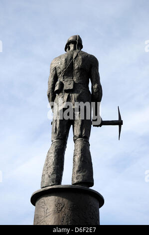 Hucknall,Notts.UK.17 Aprile 2013.local ex minatori lasciare omaggi floreali ai piedi della statua in bronzo che commemora "perso" industria mineraria.Hucknall colliery 1861-1986 era una fossa di lavoro durante lo sciopero degli anni ottanta .ma era ancora chiusa dal governo Thacther.Collier sorge sulla parte superiore della lampada di Davy. Credito: Ian Francesco/Alamy Live News Foto Stock