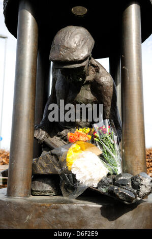 Hucknall,Notts.UK.17 Aprile 2013.local ex minatori lasciare omaggi floreali ai piedi della statua in bronzo che commemora "perso" industria mineraria.Hucknall colliery 1861-1986 era una fossa di lavoro durante lo sciopero degli anni ottanta .ma era ancora chiusa dal governo Thacther.Collier raffigurato hawing del carbone all'interno di Davy lampada. Credito: Ian Francesco/Alamy Live News Foto Stock