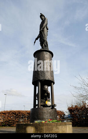 Hucknall,Notts.UK.17 Aprile 2013.local ex minatori lasciare omaggi floreali ai piedi della statua in bronzo che commemora "perso" industria mineraria.Hucknall colliery 1861-1986 era una fossa di lavoro durante lo sciopero degli anni ottanta .ma era ancora chiusa dal governo Thacther.Davy lampada con colliers. Credito: Ian Francesco/Alamy Live News Foto Stock