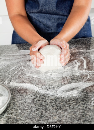 Lo Chef femmina gli impasti Foto Stock