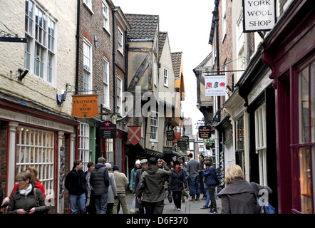 Il Caos strada stretta nella storica città di York Yorkshire Regno Unito Foto Stock