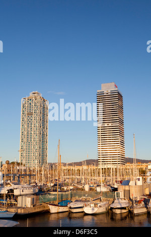 Torre Mapfre e Hotel Arts all'alba, Barcellona, Spagna Foto Stock