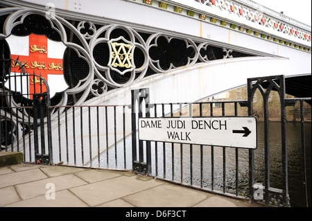 Dame Judi Dench camminare accanto fiume Ouse York Yorkshire Regno Unito Foto Stock