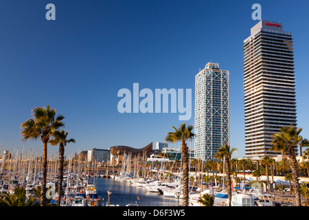 Torre Mapfre e Hotel Arts all'alba, Barcellona, Spagna Foto Stock