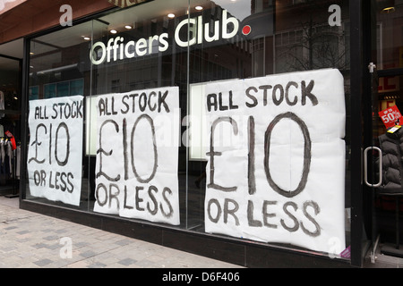 Questo negozio è chiuso in modo permanente. Officers Club Abbigliamento Shop vetrina con tutti i cartelloni Stock £10 o meno, Sauchiehall Street, Glasgow, Scozia, Regno Unito Foto Stock