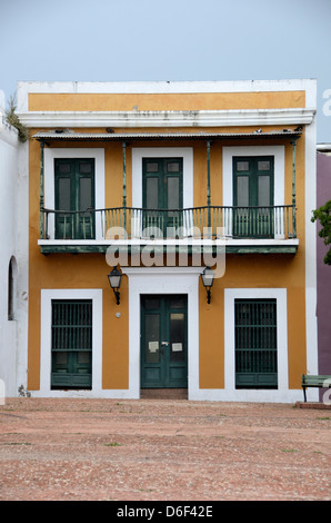 Il vecchio edificio giallo nella vecchia San Juan, Puerto Rico Foto Stock