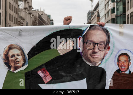 Londra, Regno Unito. Il 17 aprile, 2013. Alcuni dei manifestanti distendere un banner alla Baronessa Thatcher i funerali, St Paul's, London. Foto Stock