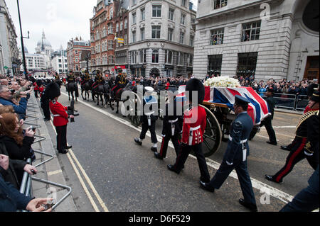 Londra, Regno Unito. Il 17 aprile, 2013. La bara di ex Primo Ministro britannico Margaret Thatcher è tracciata lungo la flotta St su una prima Guerra Mondiale gun carrello verso il suo funerale nella Cattedrale di St Paul, Londra. Fotografia di Jason bye /Alamy Live News Foto Stock