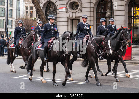 Londra Aldwych Strand Baronessa Margaret Maggie Thatcher funerale cortege sfilata montato Metropolitan polizia strada scena cavalli cavallo Foto Stock