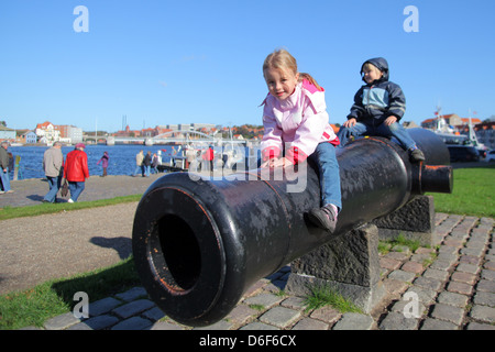 Sønderborg, Danimarca, due bambini seduti su un cannone storico Foto Stock