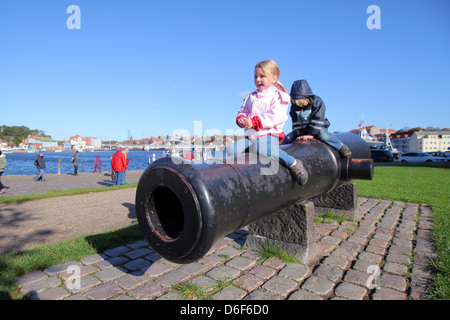 Sønderborg, Danimarca, due bambini seduti su un cannone storico Foto Stock