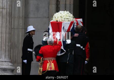 Londra, Regno Unito. Il 17 aprile, 2013. Margaret Thatcher la bara arriva presso la Cattedrale di San Paolo a Londra centrale. Dignitari di tutto il mondo uniti la Regina Elisabetta II e del Principe Filippo , Duca di Edimburgo come il Regno Unito paga il tributo a ex Primo ministro Thatcher Baronessa Thatcher durante un funerale cerimoniali con gli onori militari presso la Cattedrale di St Paul. Signora Thatcher, che morì la settimana scorsa è stata la prima donna britannica il Primo Ministro e servito dal 1979 al 1990. Foto Stock