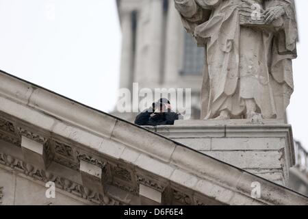 Londra, Regno Unito. Il 17 aprile, 2013. Sicurezza a Margaret Thatcher i funerali presso la Cattedrale di San Paolo a Londra centrale. Dignitari di tutto il mondo uniti la Regina Elisabetta II e del Principe Filippo , Duca di Edimburgo come il Regno Unito paga il tributo a ex Primo ministro Thatcher Baronessa Thatcher durante un funerale cerimoniali con gli onori militari presso la Cattedrale di St Paul. Signora Thatcher, che morì la settimana scorsa è stata la prima donna britannica il Primo Ministro e servito dal 1979 al 1990. Foto Stock