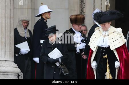 Londra, Regno Unito. Il 17 aprile, 2013. La regina lascia la Cattedrale di St Paul dopo Margaret Thatcher i funerali nel centro di Londra. Dignitari di tutto il mondo uniti la Regina Elisabetta II e del Principe Filippo , Duca di Edimburgo come il Regno Unito paga il tributo a ex Primo ministro Thatcher Baronessa Thatcher durante un funerale cerimoniali con gli onori militari presso la Cattedrale di St Paul. Signora Thatcher, che morì la settimana scorsa è stata la prima donna britannica il Primo Ministro e servito dal 1979 al 1990. Foto Stock