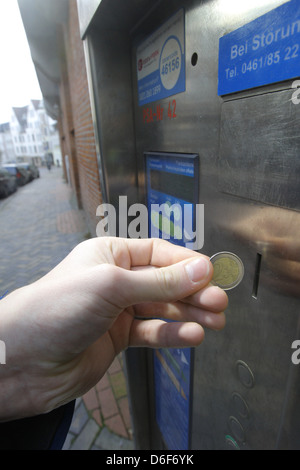 Handewitt, Germania, un automobilista si trova a 2 euro moneta in un parchimetro Foto Stock