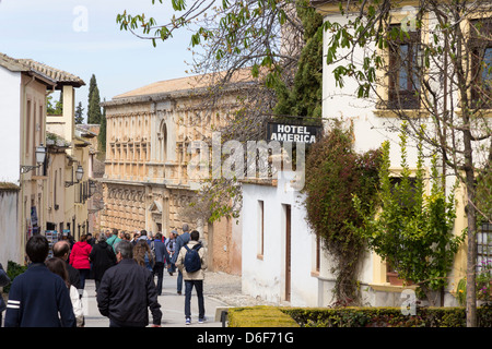 Vista della gente che cammina su Calle Real verso il Palacio de Carlos V, passato l'Hotel America, Alhambra di Granada Foto Stock