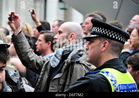 Londra, Regno Unito. Il 17 aprile, 2013. Persone che cercano di ottenere una foto di Margaret Thatcher i funerali presso la Cattedrale di St Paul. Foto Stock