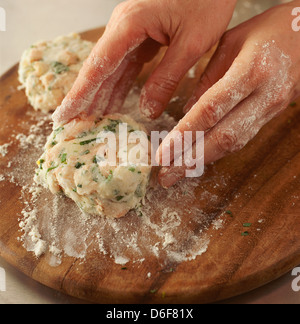 Rendendo il pesce Salmone torte Foto Stock