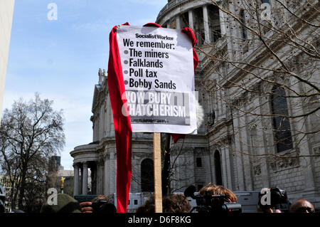 Un manifestante detiene un banner di lettura ' ricordiamo i minatori, Falklands, tassa di polling e Bobby Sands' durante Margaret Thatcher i funerali a Londra, Regno Unito. Foto Stock